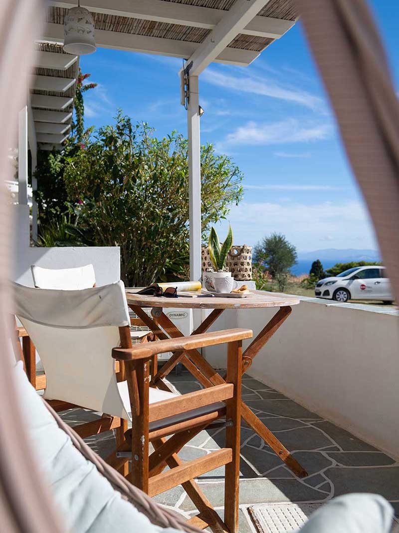 Βεράντα με μικρό καθιστικό και κρεμαστή πολυθρόνα