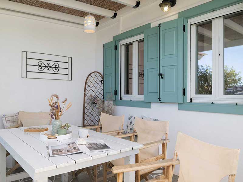 Ευρύχωρη βεράντα με μεγάλο τραπέζι στο διαμέρισμα Άρτεμις