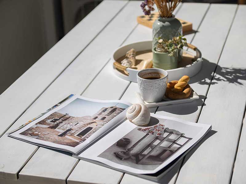 Τραπέζι φαγητού στη βεράντα του διαμερίσματος