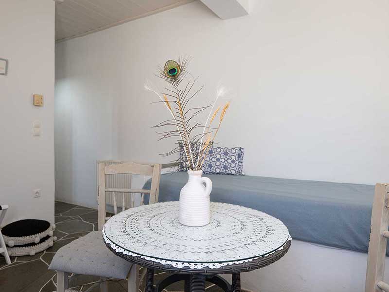 Μικρό τραπέζι και καναπές