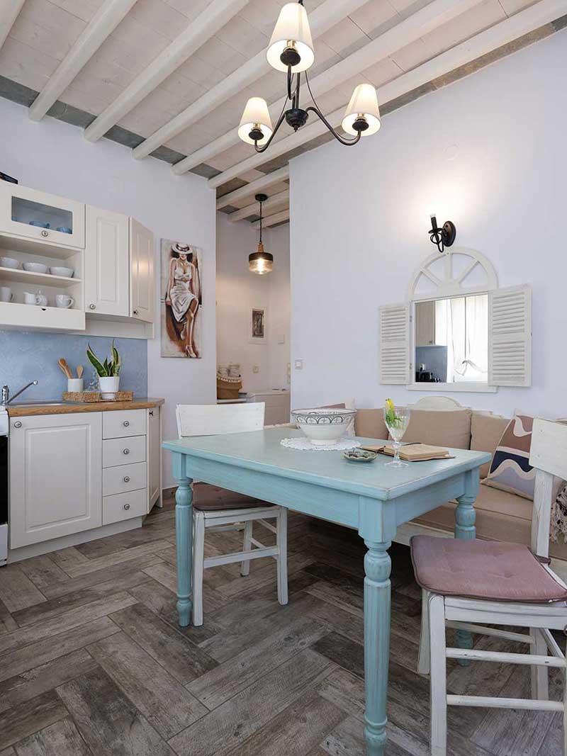 Η κουζίνα και το τραπέζι φαγητού στο διαμέρισμα Ερωφίλη