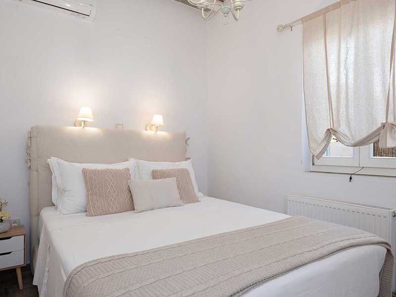 Υπνοδωμάτιο με διπλό κρεβάτι