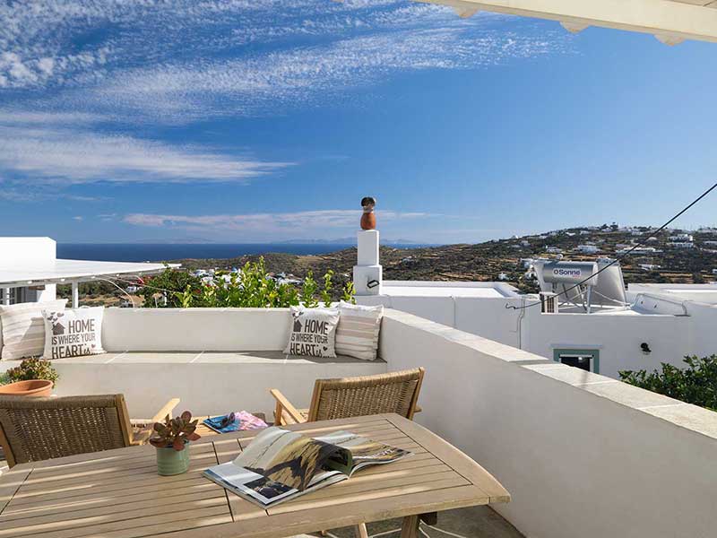 Βεράντα και καθιστικό με θέα στη θάλασσα