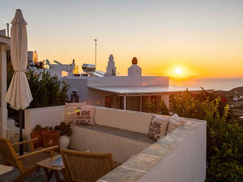 Θέα στην ανατολή του ηλίου από τη βεράντα