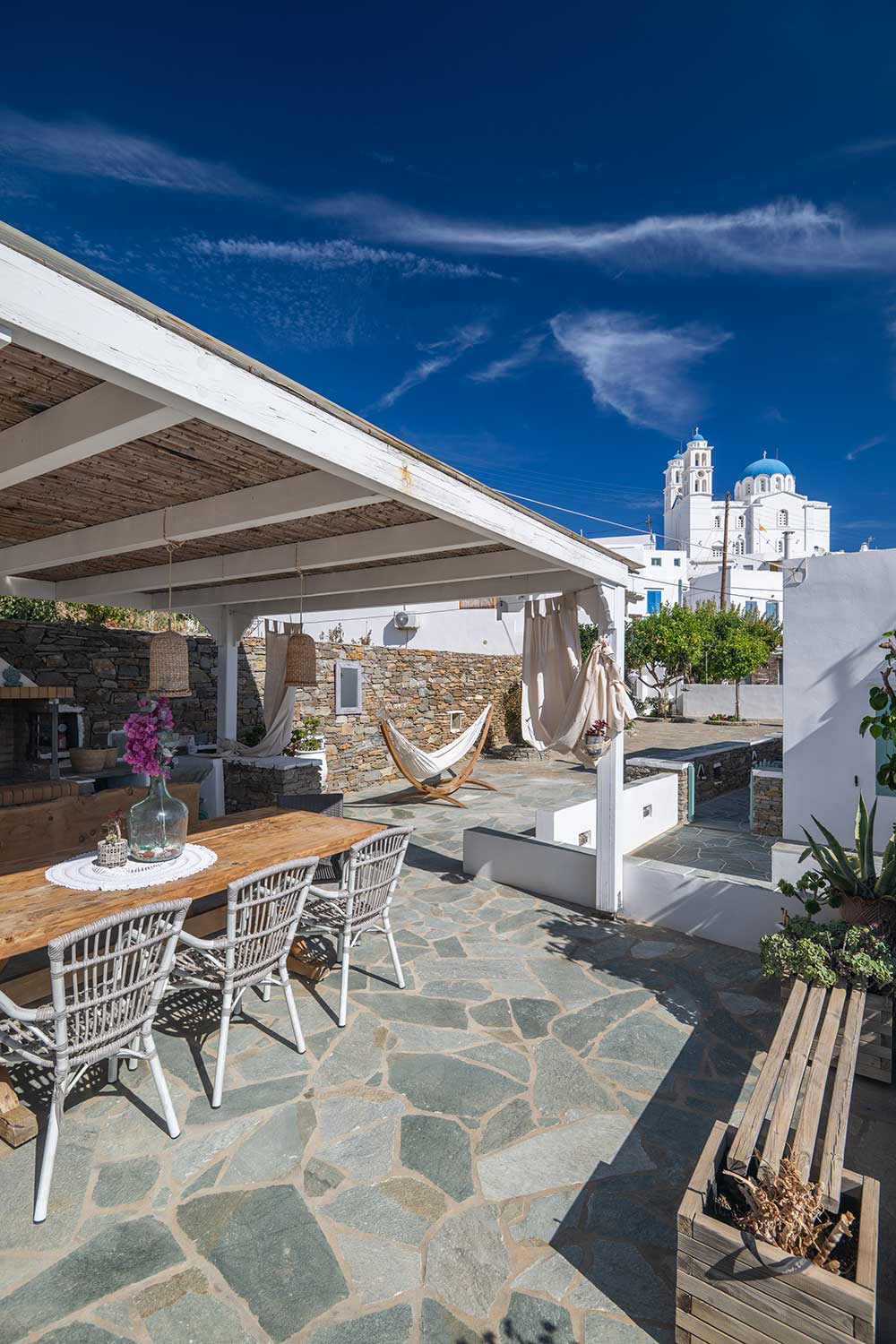 Τραπεζαρία και χώρος μπάρμπεκιου στην αυλή