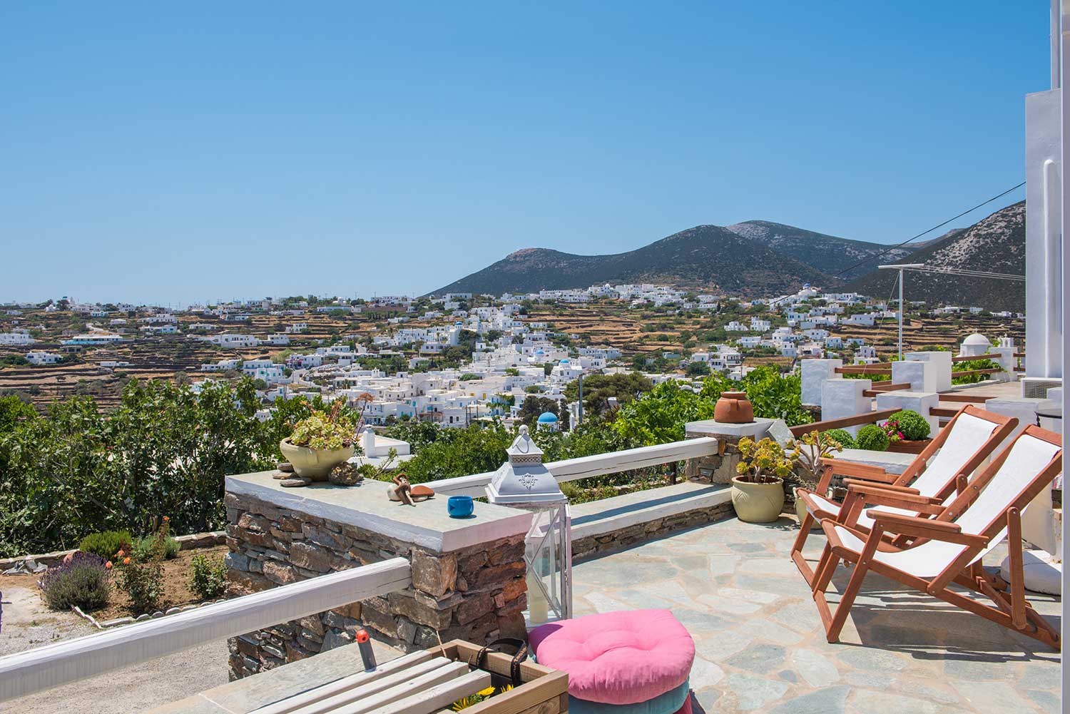 Εξωτερικοί χώροι στα Moscha Geronti apartments στη Σίφνο