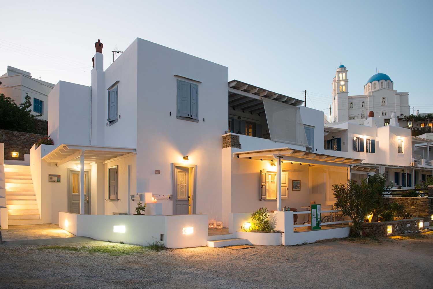 Το Moscha Geronti apartments το βράδυ